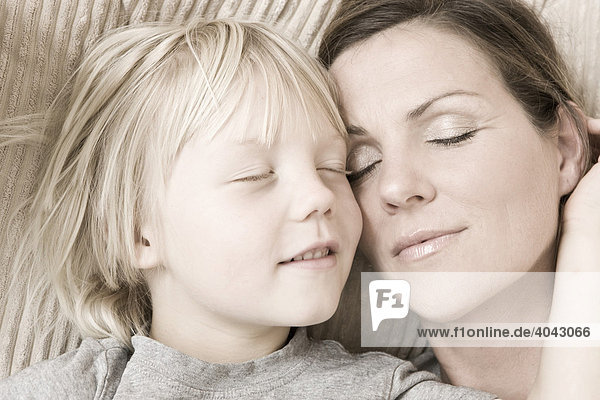 Mutter und Sohn auf dem Sofa  Augen geschlossen