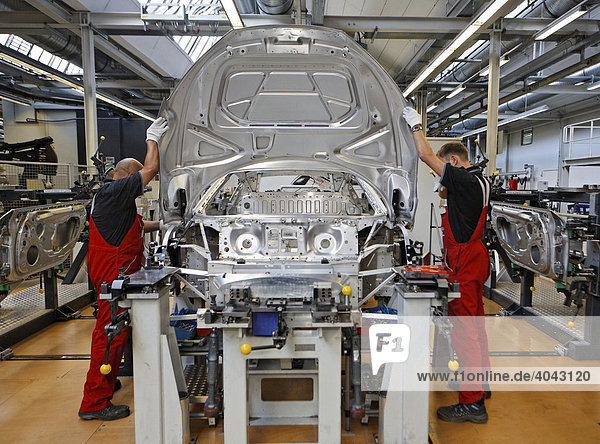 Karosseriebauer setzen die Motorhaube auf eine R8 Karosserie im Audi R8 Rohbau im Audi Werk in Neckarsulm  Baden-Württemberg  Deutschland  Europa
