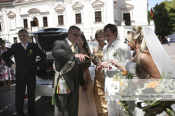 Hochzeitsgesellschaft vor dem Rathaus mit Standesamt  Altstadt von Kaunas  Litauen  Baltikum  Nordosteuropa