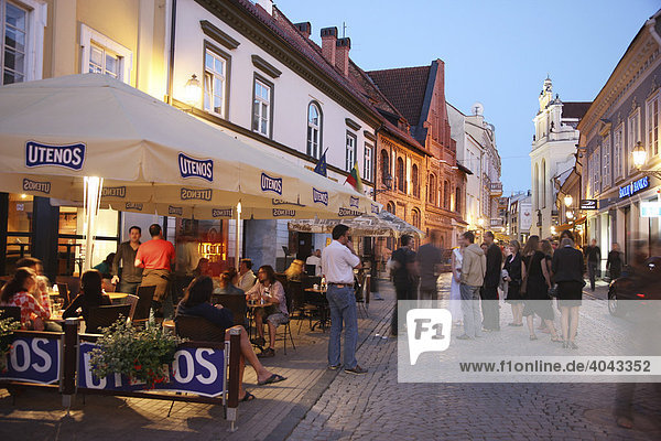 Altstadtgasse  Pilies Gatve Strasse  mit Restaurants  Kneipen  abends  Vilnius  Litauen  Baltikum  Nordosteuropa