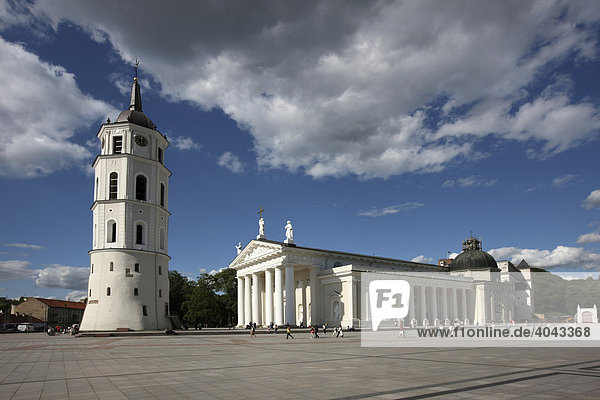 Die Kathedrale St. Stanislaus mit separatem Glockenturm  Varpine  Kathedralenplatz  Vilnius  Litauen  Baltikum  Nordosteuropa