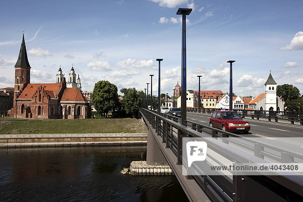 Vytautas Kirche  Aleksotas Brücke über den Nemunas Fluss  Kaunas  Litauen  Baltikum  Nordosteuropa