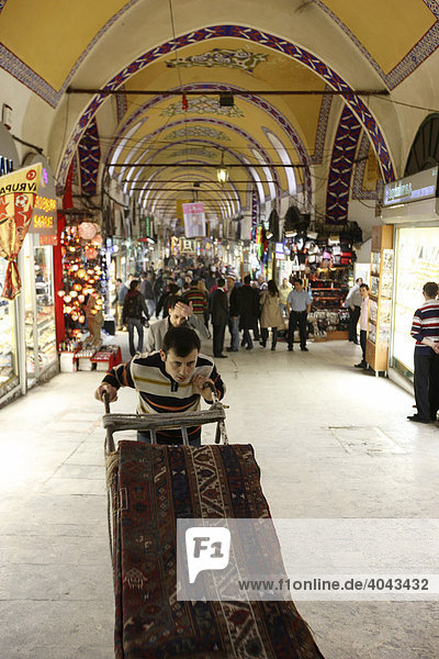 Transport eines Teppichs  Großer Basar  überdachter Markt für Waren aller Art  Istanbul  Türkei