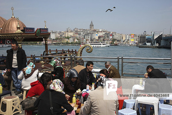 Fischimbiss Restaurants am Goldenen Horn  an der Galatabrücke  Istanbul  Türkei