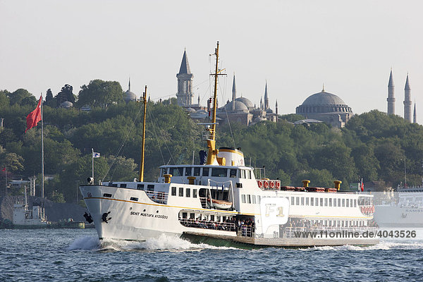 Fährschiff auf dem Bosporus  Istanbul  Türkei