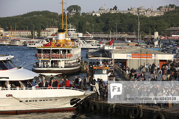 Fährschiffe auf dem Bosporus  Anleger am Eminönü Ufer  Istanbul  Türkei