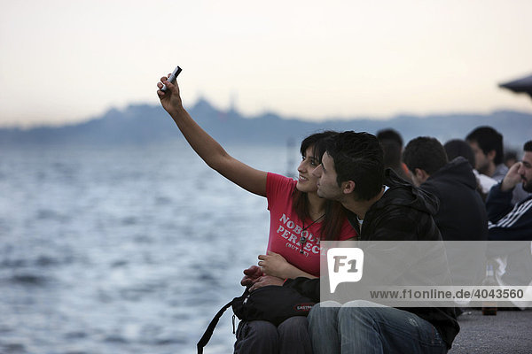 Junges Paar am Abend am Bosporus Ufer  Besiktas  Istanbul  Türkei