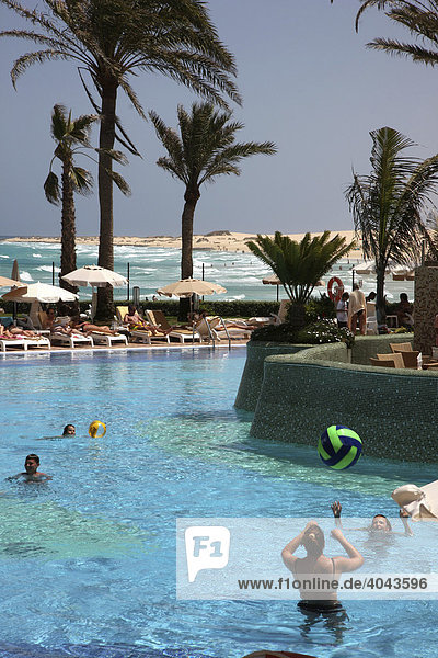 Pool im Ferienhotel Hotel Riu Palace Tres Islas bei Corralejo Fuerteventura Kanarische Inseln Spanien Europa