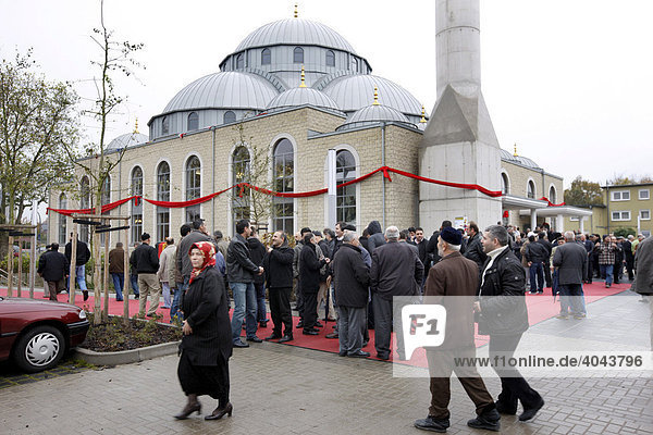 Gläubige nach dem Freitagsgebet vor der Ditib-Merkez-Moschee  größte Moschee in Deutschland  Duisburg-Marxloh  Nordrhein-Westfalen  Deutschland  Europa