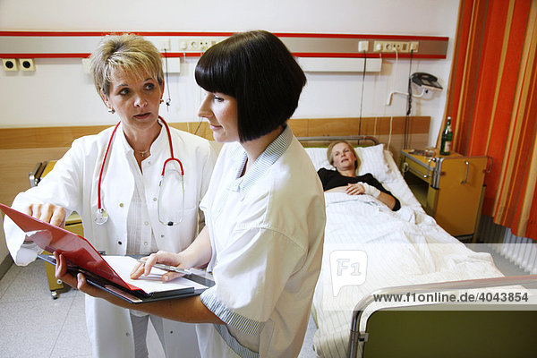Arzt und Krankenschwester vernaschen gemeinsam Patientin