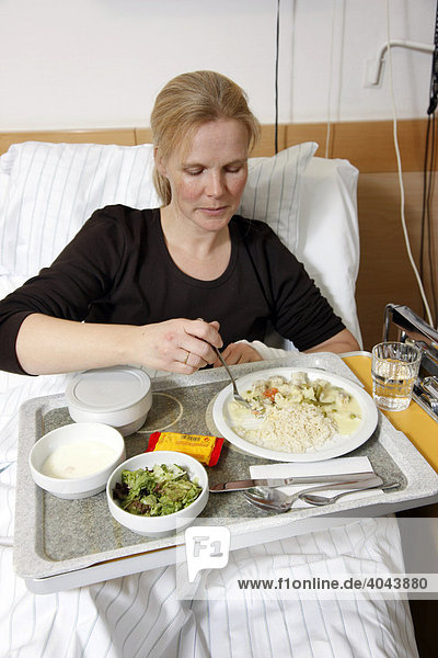 Patientin beim Essen im Bett im Krankenhaus
