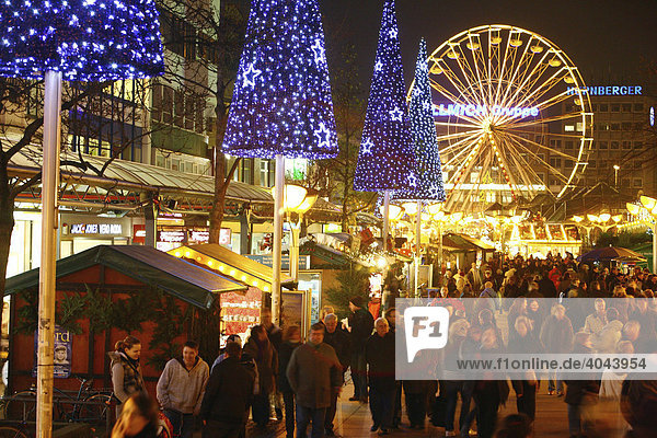 Abendlicher Weihnachtsmarkt auf der Königstraße  Fußgängerzone  in der Innenstadt von Duisburg  Nordrhein-Westfalen  Deutschland  Europa