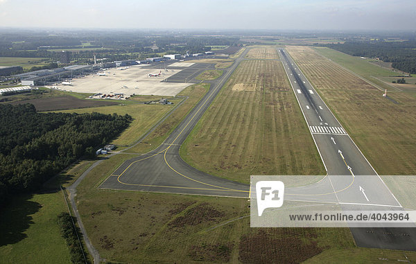 Start- und Landebahn des Flughafen Münster-Osnabrück  Nordrhein-Westfalen  Deutschland  Europa