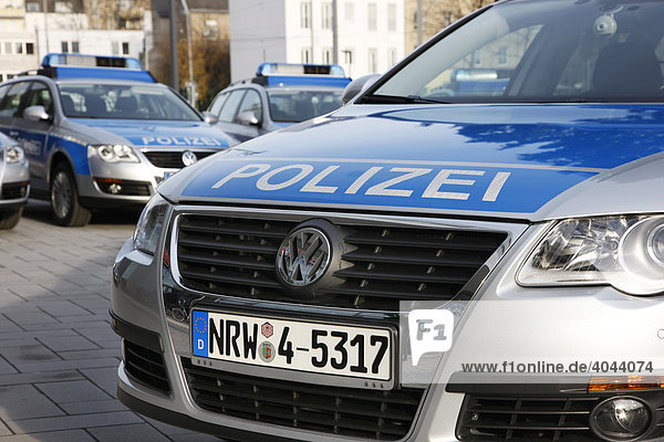 Neue blaue Streifenwagen für die nordrhein-westfälische Polizei  Düsseldorf  Nordrhein-Westfalen  Deutschland  Europa