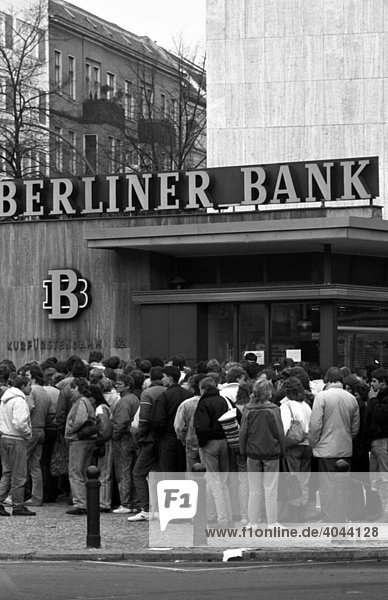 Fall der Berliner Mauer  Anstehen für das Begrüßungsgeld in Höhe von 100 D-Mark  Berlin  Deutschland  Europa