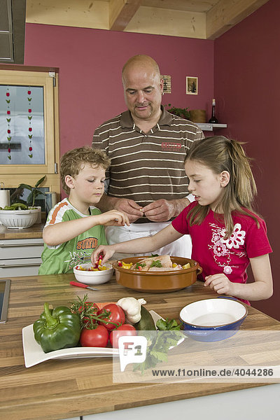 Vater  Kinder  gemeinsam kochen