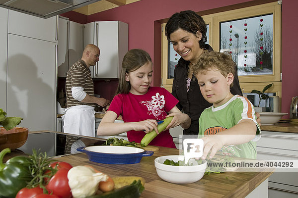 Eltern  Kinder  gemeinsam kochen