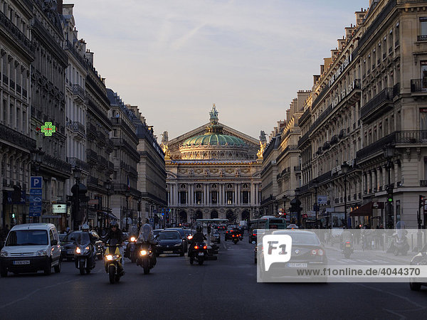 Blick auf Avenue de l'Opera und Alte Oper  Opera Garnier  Paris  Frankreich  Europa