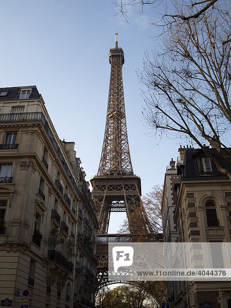 Wohnhäuser und Eiffelturm  Paris  Frankreich  Europa
