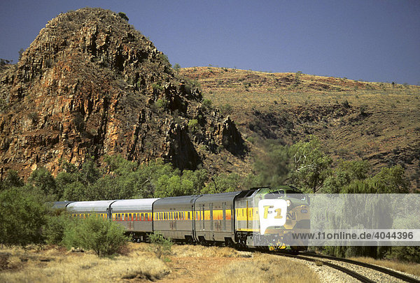 Zug der Eisenbahnlinie The Ghan auf der Eisenbahnstrecke bei Alice Springs  Red Centre  Northern Territory  Australien