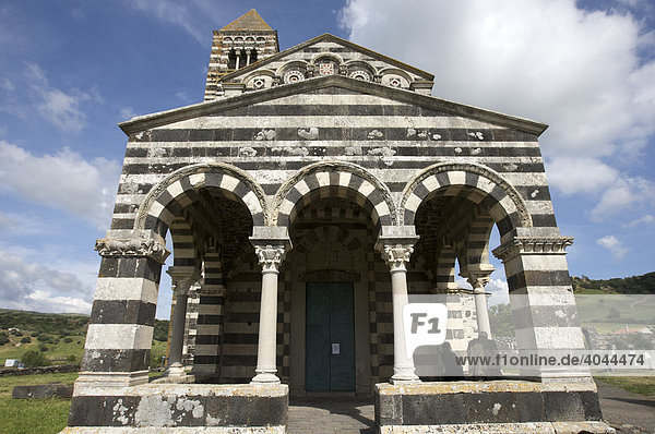 Basilica della Santissima Trinità di Saccargia  zwischen den Orten Ploaghe und Codrongianus im Logudoro  Provinz Sassari  Sardinien  Italien  Europa