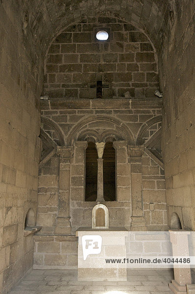 Altar in der romanischen Basilika San Antioco di Bisarcio  Ozieri  Sardinien  Italien  Europa