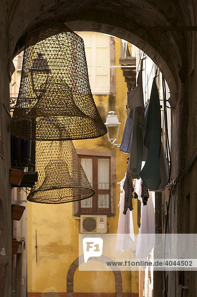 Fischreusen hängen in einer Gasse in der Altstadt von Bosa  Sardinien  Italien  Europa