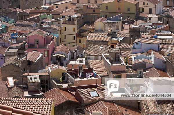 Blick auf die Dachlandschaft der Altstadt von Bosa  Sardinien  Italien  Europa