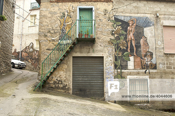 Murales  politische Wandmalerei  Treppenaufgang  Orgosolo  Sardinien  Italien  Europa
