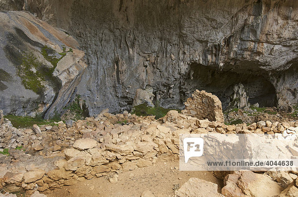 Nuraghensiedlung in Einsturzdoline am Monte Tiscali in Naturpark Gennargentu zwischen Dorgali und Oliena  Sardinien  Italien  Europa