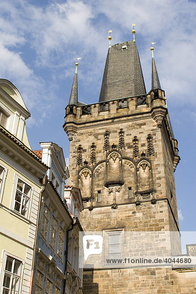 Gothischer Turm  Karlsbrücke  Prag  Tschechien  Europa