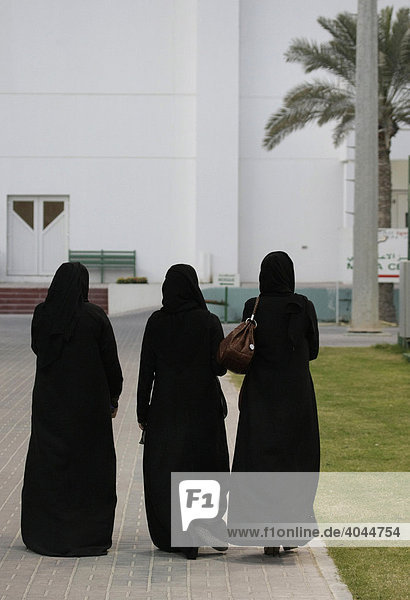Drei Araberinnen in landesüblicher Kleidung  von hinten  Doha  Qatar  Katar  Naher Osten