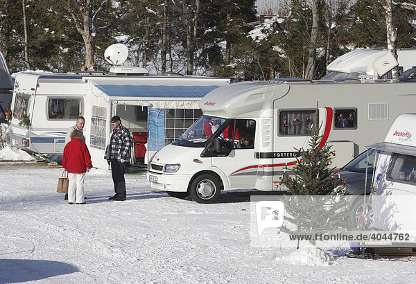 Wohnwagen im Winter  Alpen-Caravanpark Tennsee bei Krün  Oberbayern  Bayern  Deutschland  Europa