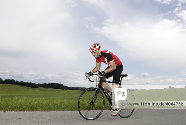 Racing cyclists near Kleinhartpenning  Bavaria  Germany