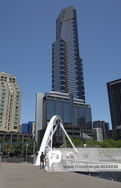 Southbank  Fußgängerbrücke über den Yarra River auf das Südufer  und Eureka Tower  Melbourne  Victoria  Australien