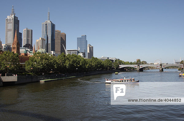 Dampfschiff wendet auf dem Yarra River  links CBD  Central Business District und rechts Princess Bridge  Brücke  Melbourne  Victoria  Australien