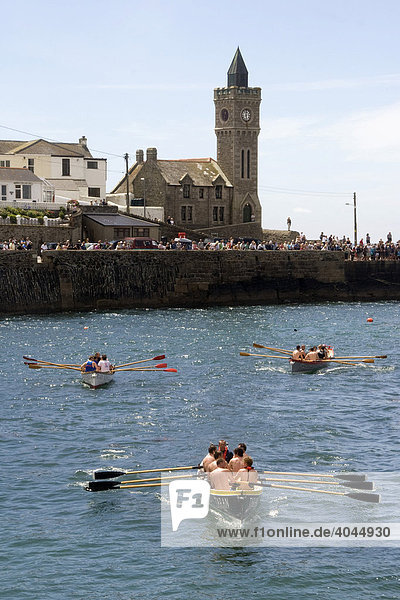 Ruderboote im Hafen von Porthleven vor dem Glockenturm  Cornwall  England  Großbritannien  Europa