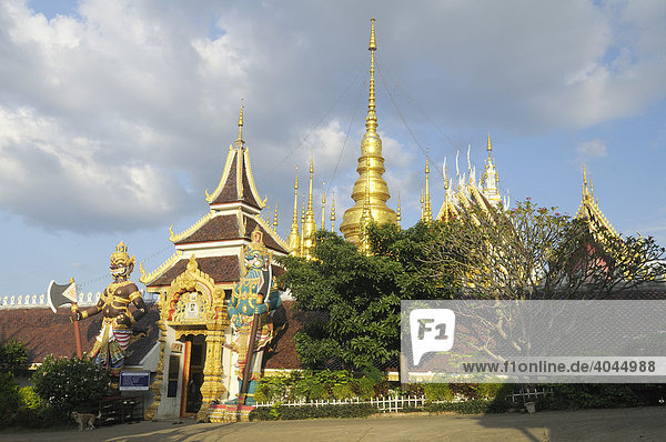 Eingang Tempel Wat Phrathat Suthonamongkhonkhiri  Tambon  District Denchai  Thailand  Asien