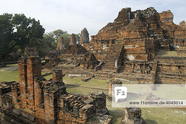 Tempel Wat Mahathat in der Tempelanlage des Unesco Weltkulturerbe  Ayutthaya  Thailand  Asien