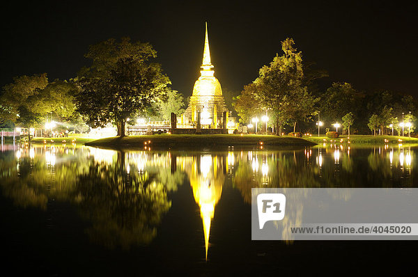 Tempel Wat Sa Si in der Tempelanlage des Unesco Weltkulturerbe  Sukhotai  Thailand  Asien