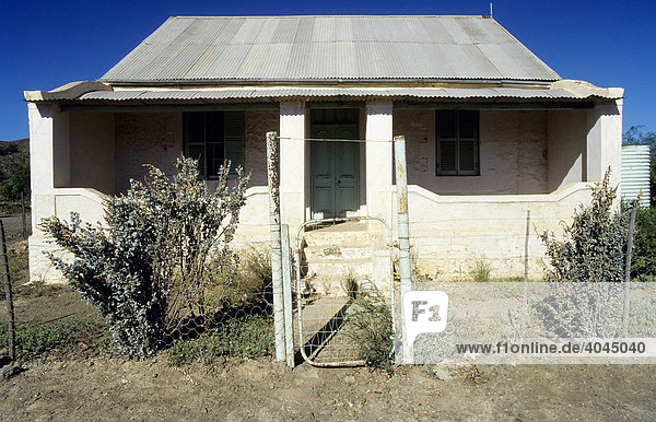 Verlassenes kleines Wohnhaus mit Wellblechdach  Halbwüste Große Karoo  Kapprovinz  Südafrika  Afrika