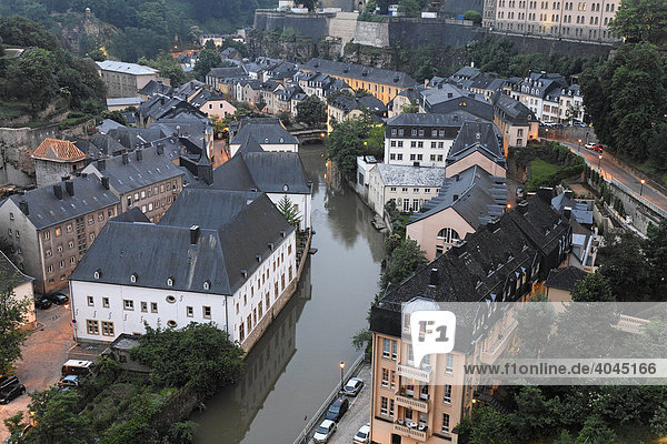 Häuser an der Alzette  Vorstadt Grund  Blick vom Bockfelsen  Abendstimmung  Luxemburg  Europa