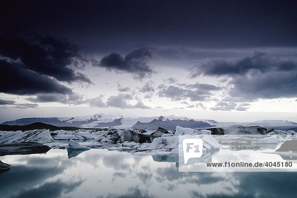 Panorama eines Gletschersees  dramatische Lichtstimmung  Jökulsárlón am Fuße des Vatnajökul  Island  Europa