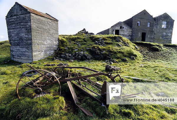 Verrostete Landmaschine vor einer verlassenen Farm  Südküste bei Vik  Island  Europa