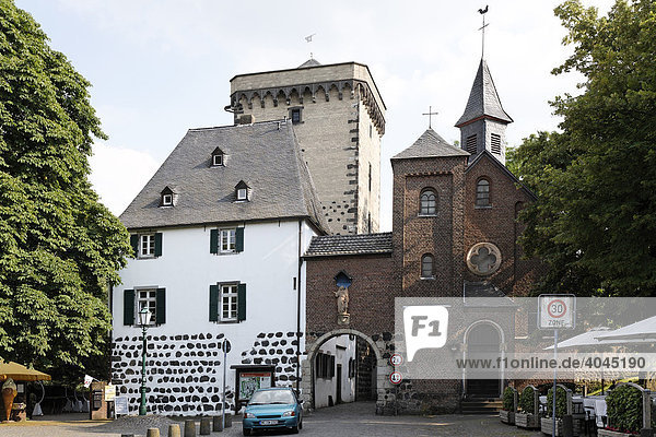 Zollfeste Zons  ehemaliges Zollhaus und mittelalterlicher Rheinturm  Dormagen  Niederrhein  Nordrhein-Westfalen  Deutschland  Europa