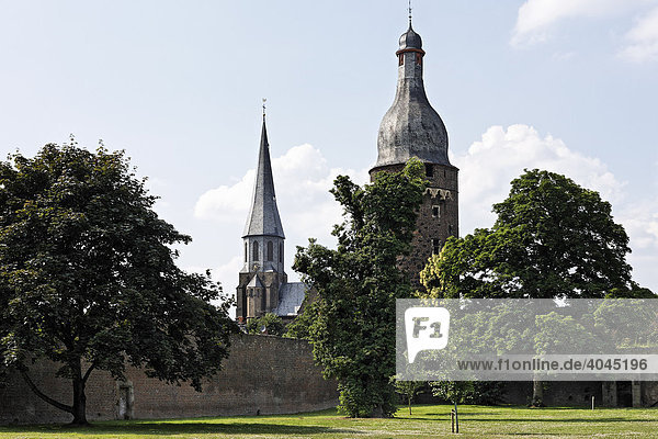 Turm der ehemaligen Burg Friedestrom  Juddeturm  Kirche St. Martinus  Zollfeste Zons  Dormagen  Niederrhein  Nordrhein-Westfalen  Deutschland  Europa