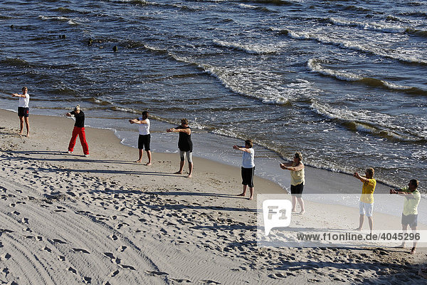 Menschen bei Morgengymnastik am Strand von Heringsdorf  Insel Usedom  Ostsee  Mecklenburg-Vorpommern  Deutschland  Europa