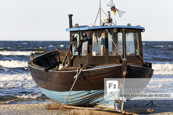 Alter Fischkutter am Strand  Seebad Bansin  Insel Usedom  Ostsee  Mecklenburg-Vorpommern  Deutschland  Europa