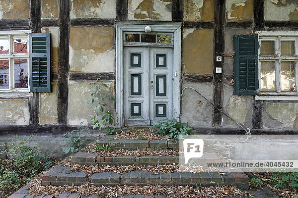 Fassade eines alten Fachwerk-Bauernhofs Treppen und Haustüre Altbarnim Oderbruch Märkisch-Oderland Brandenburg Deutschland Europa