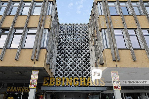 Fassade eines Kaufhauses  renovierungsbedürftig  DDR-Architektur  Innenstadt  Potsdam  Brandenburg  Deutschland  Europa